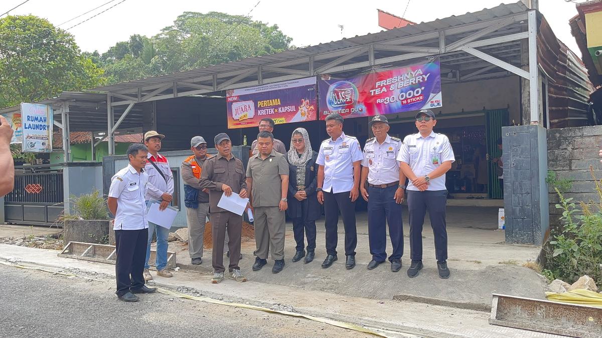 Kades Cipari Dampingi Komisi C DPRD Cilacap Tinjau Jalan Cipari–Banyupanas